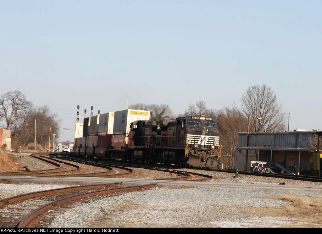 NS 9004 leads train P99 southbound